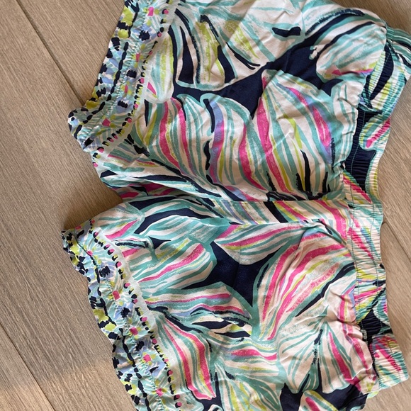 Lilly Pulitzer Tie waist shorts. Medium. - Picture 3 of 4